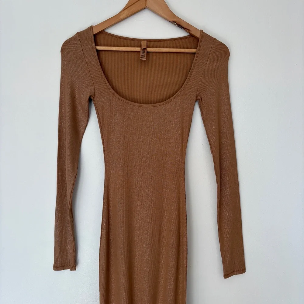SKIMS Camel Long Sleeve Maxi Dress Shimmer - Picture 3 of 7